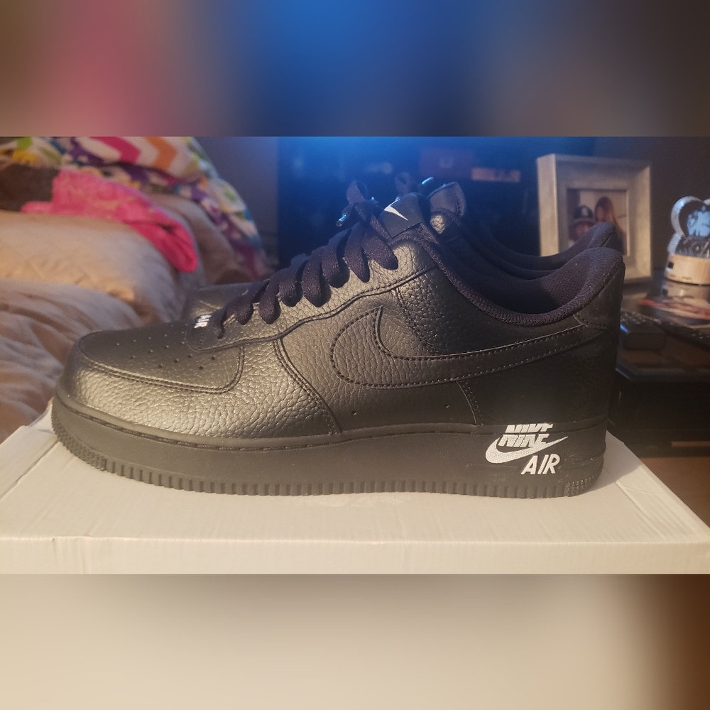 Nike Air Force 1 '07 Leather Low Sneakers Black Mens Size 10 Womens Size 11.5